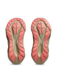 Semelle d'une chaussure avec un design bicolore, base dorée et motif de traction texturé rose. Forme profilée pour une adhérence et une stabilité accrues.