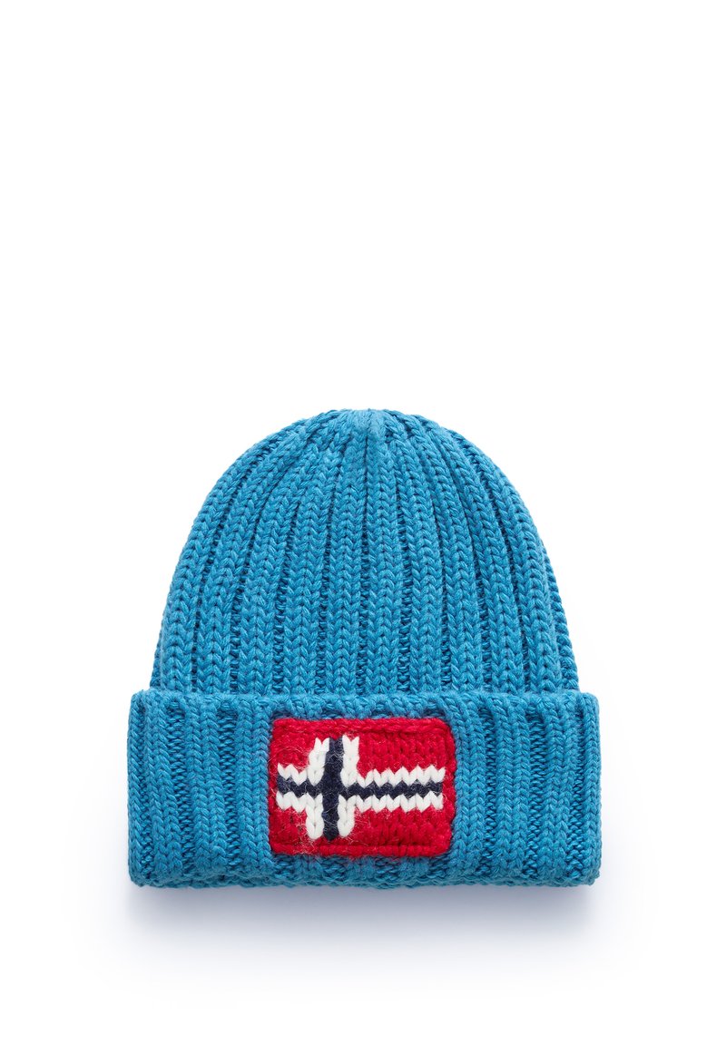 Blaues gestricktes Beanie mit umgeschlagenem Rippbündchen, das mit einem roten Patch mit einem weißen und schwarzen norwegischen Flaggenmuster verziert ist.