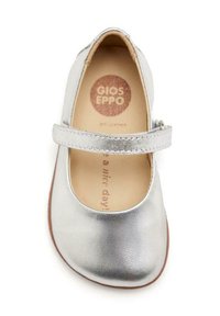 Scarpa Mary Jane in pelle argentata con punta rotonda, cinturino regolabile e finitura texture. La fodera interna presenta il logo del marchio e un messaggio.