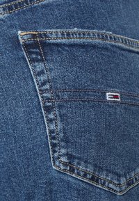 Tommy Jeans JULIE - Calças de ganga de perna direita - denim dark