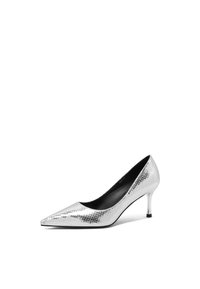 Pump argentato a punta con motivo a pelle di serpente testurizzato, interno nero e sottile tacco stiletto metallico.
