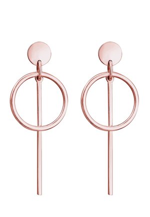 Boucles d'oreilles géométriques en or rose avec un clou circulaire, un anneau ouvert et une barre verticale suspendue à l'intérieur de l'anneau.