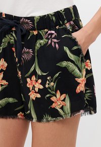 Shorts noirs avec un motif floral composé de fleurs roses et oranges, une taille élastique et un détail d'ourlet effiloché. Poches sur les côtés.