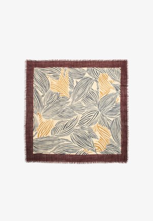 Čtvercový šátek s krémovým podkladem a tmavě modrými a hořčicově žlutými vzory listů, okrajený vínovým třásňovým detailem. Měkká textura.