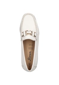 Mocassin en cuir blanc avec une texture tissée le long du bord, comportant une boucle en métal doré à l'avant. Étiquette de la marque visible à l'intérieur.
