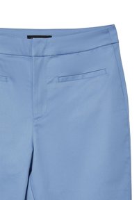 Pantaloni azzurri chiari con una finitura liscia e testurizzata. Presentano due tasche frontali e una vita pulita con dettagli di cucitura minimi.