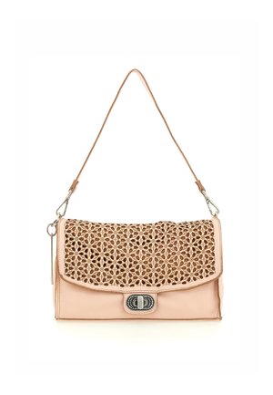 Borsa beige con un frontale in rete intrecciata e una base in pelle liscia. Presenta una tracolla piatta e una chiusura metallica decorativa.