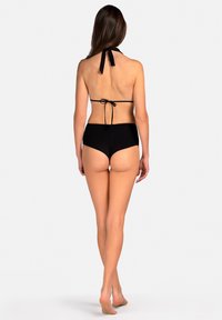 Czarny bikini z dekoltem na halter i wiązanym tyłem, z wysokim stanem majtek. Gładka tekstura i minimalistyczny design.