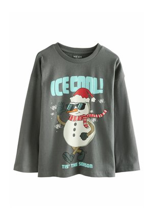 Grå t-shirt med långa ärmar som har en tecknad snögubbe med solglasögon, en röd scarf och en tomteluva, med texten "ICE COOL!" och "TIS' THE SEASON".