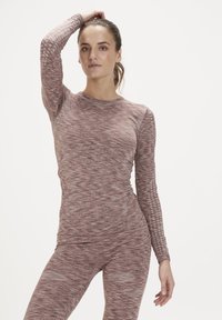 Langærmet atletisk top i et struktureret pink og gråt mønster, lavet af strækbar stof, med rund halsudskæring og tætsiddende design.