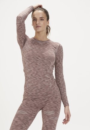 Langærmet atletisk top i et struktureret pink og gråt mønster, lavet af strækbar stof, med rund halsudskæring og tætsiddende design.