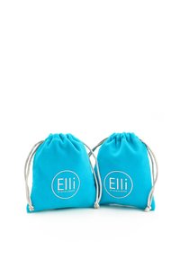 To turquoise stofposet med hvidt logo "Elli" og sølvdetaljer, der har en blød tekstur og en poseform.