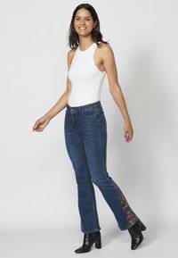 Koroshi BELL - Džínsy bootcut - azul med   medium blue