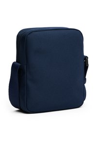 Borsa a tracolla rettangolare in tessuto blu navy con chiusura a zip e tracolla regolabile; superficie liscia, costruzione robusta.