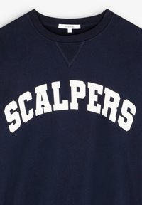Marine sweatshirts med rund halsudskæring og fed hvid "SCALPERS" tekst på brystet. Lavet af blødt bomuld med en glat tekstur.