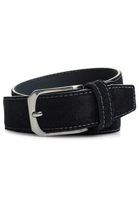 Cinturón de ante negro con hebilla de metal plateado, que presenta costuras blancas en contraste y una textura suave. Diseño ajustable con una forma clásica.