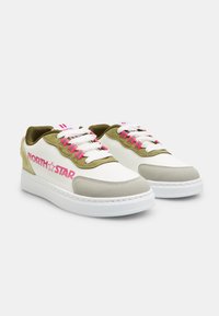Sneaker bianco con dettagli verde oliva, lacci rosa e marchio "NORTH STAR" sul lato. Materiali in pelle liscia e suede, forma tondeggiante.