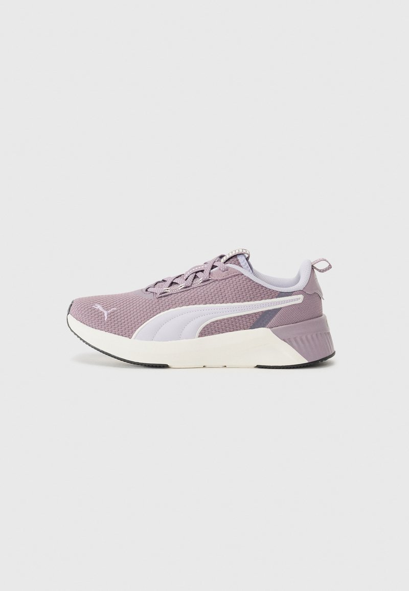 Lilla mesh joggesko med en polstret såle, hvite detaljer og teksturert design på overflaten. Har snøring og en stripe for å dra i hælen.