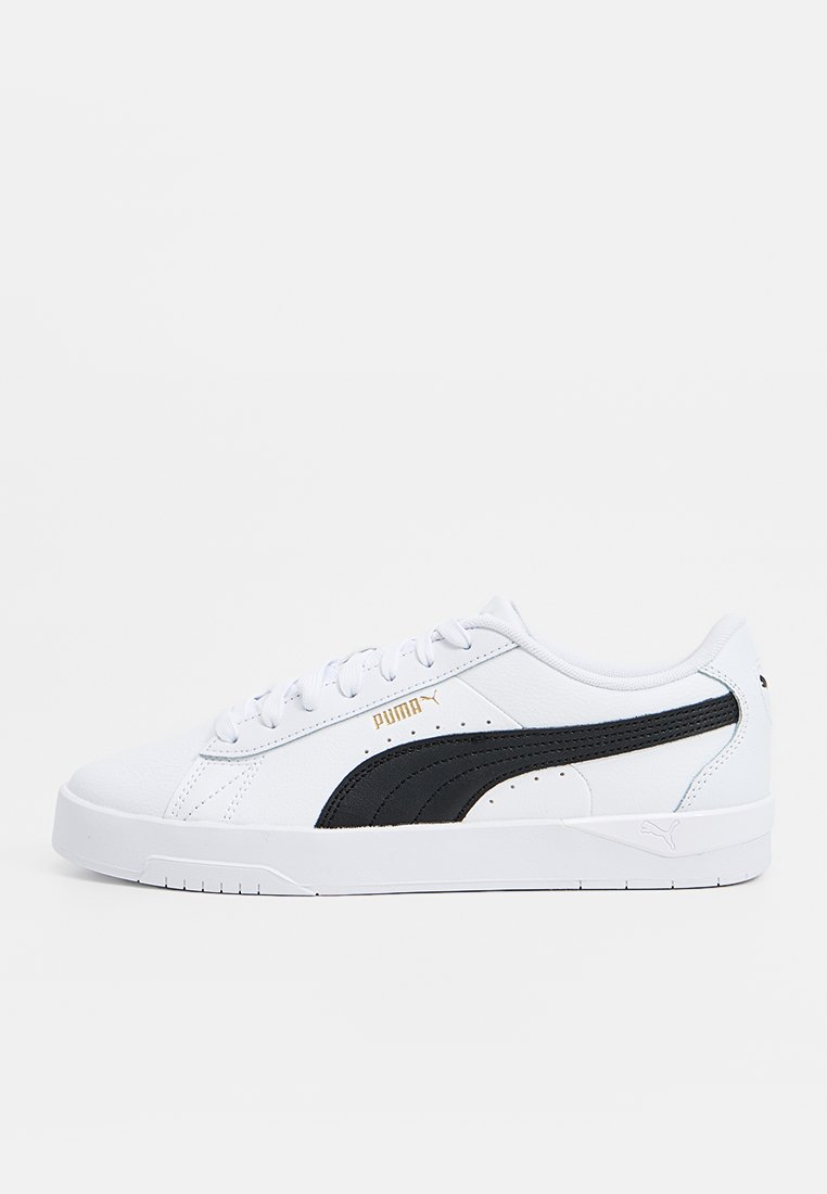 Sneaker bianche in pelle con design a striscia nera, suola in gomma, punta rotonda e logo dorato. Presentano una chiusura con lacci e dettagli perforati.