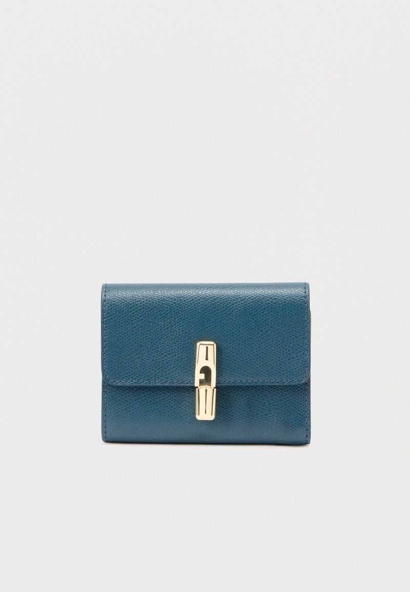 Portofel albastru din piele texturată, cu o închizătoare dreptunghiulară aurie, poziționat în centru pe un fundal simplu gri deschis.