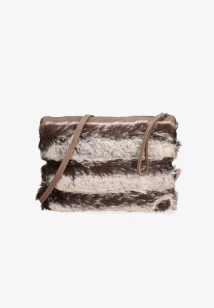 Rechthoekige clutch met een buitenkant van bruin- en beige gestreepte imitatiebont, een lichtbruine leren band en een ritssluiting.