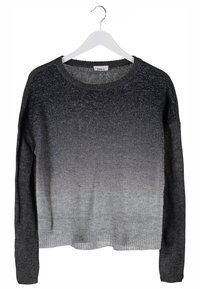 Pull en maille dégradé du gris foncé au gris clair avec manches longues sur un cintre blanc contre un fond blanc.
