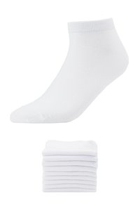 Weiße Knöchelsocken aus einem Baumwoll-Mischmaterial, mit einem gerippten Rand und glatter Textur. Neun Paare übereinandergestapelt.