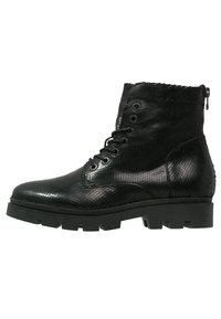 Czarne botki za kostkę o teksturowanym, błyszczącym wykończeniu, z zamkiem błyskawicznym i okrągłym noskiem oraz masywną, karbowaną gumową podeszwą.