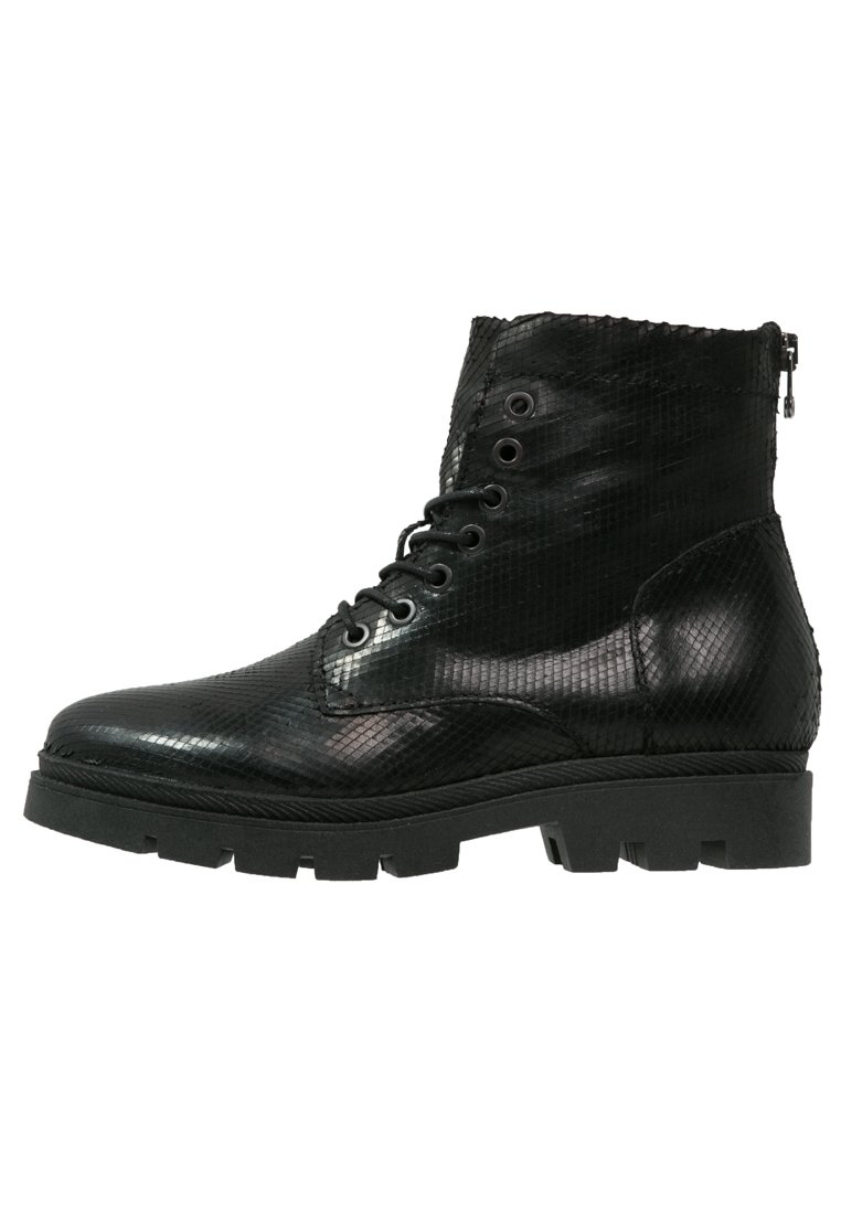 Czarne botki za kostkę o teksturowanym, błyszczącym wykończeniu, z zamkiem błyskawicznym i okrągłym noskiem oraz masywną, karbowaną gumową podeszwą.