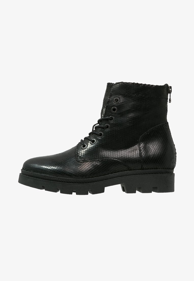 Czarne botki za kostkę o teksturowanym, błyszczącym wykończeniu, z zamkiem błyskawicznym i okrągłym noskiem oraz masywną, karbowaną gumową podeszwą.