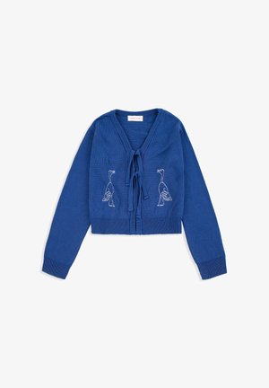 Cardigan en maille bleue à manches longues, fermeture à nouer sur le devant et motifs d'oiseaux brodés en blanc de chaque côté de la poitrine.