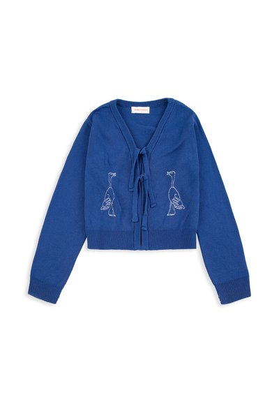 Cardigan en maille bleue à manches longues, fermeture à nouer sur le devant et motifs d'oiseaux brodés en blanc de chaque côté de la poitrine.