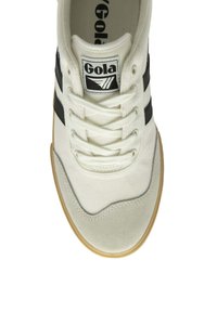 Sneaker bianco in tela con strisce nere, con suola in gomma testurizzata e una patch con il logo sulla linguetta. Chiusura con lacci e punta arrotondata.