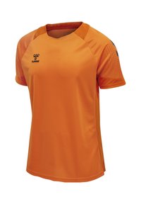 Fel oranje sportshirt met korte mouwen, zwart hummel-logo op de linkerborst en zwarte chevronpatronen op de mouwen.