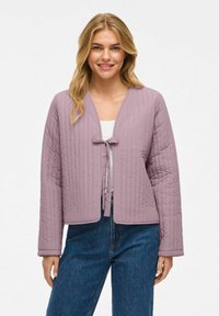 Quilted, lätt jacka i mjuk lavendel med v-ringning, långa ärmar och knytning fram. Texturerat rektangulärt mönster på tyget.