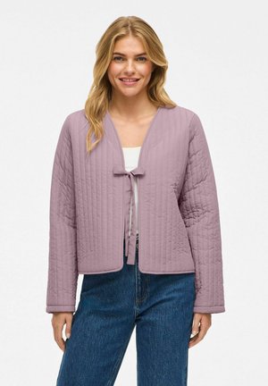 Quilted, lätt jacka i mjuk lavendel med v-ringning, långa ärmar och knytning fram. Texturerat rektangulärt mönster på tyget.