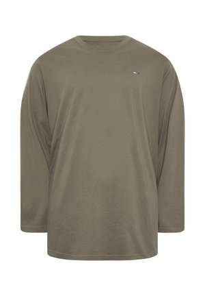 Camiseta de manga larga color verde oliva con cuello redondo y pequeña etiqueta azul y blanca en la parte superior izquierda del pecho, diseño sencillo.