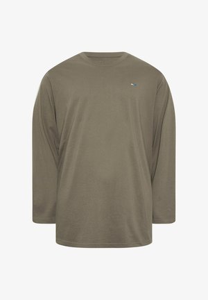 Koszulka z długim rękawem w oliwkowym zielonym kolorze, z okrągłym dekoltem i małą niebiesko-białą metką na górnej lewej stronie klatki piersiowej, prosty wzór.