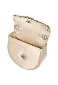 Beigefarbene Satin-Clutch mit abgerundeter Form, Druckknopfverschluss und dekorativen silbernen Akzentbeschlägen. Innenraum mit Fächern.