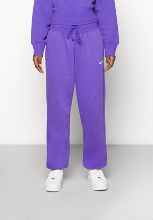 Pantalon de survêtement violet en mélange de coton doux, avec une taille élastique et un cordon de serrage, et un petit logo Nike blanc sur le côté gauche.