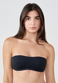Top bandeau nero senza spalline in tessuto liscio, con bordi senza cuciture e una vestibilità aderente, che mette in risalto uno stile semplice e minimalista.