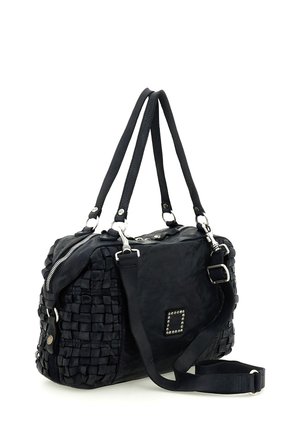 Borsa a mano in pelle nera con pannelli laterali intrecciati, due manici lunghi, tracolla regolabile e dettagli in argento su cerniera e accessori.