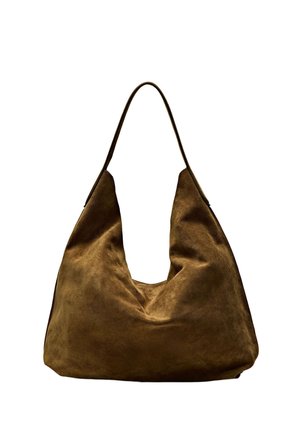 Brun slouchy hobo-taske i ruskind med enkelt bredt skulderrem, ustruktureret og let krøllet, vist på hvid baggrund.