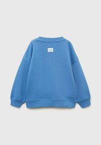 Modrá mikina z bavlneného zmesi s uvoľneným strihom. Má okrúhly výstrih, rebrované manžety a malú značkovú nášivku na zadnej strane.