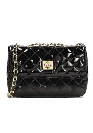 Bolso de mano negro brillante acolchado con correa de cadena dorada y cierre dorado, expuesto sobre un fondo liso. No hay personas visibles.