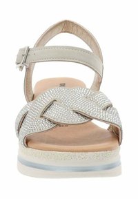 Sandali con una fascia grigia chiara, dettaglio intrecciato metallico e accenti luccicanti; presentano una soletta imbottita e una suola bianca testurizzata.