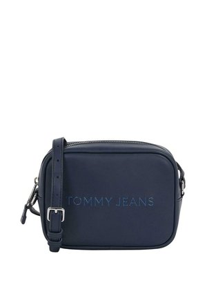 Sac bandoulière rectangulaire bleu marine avec sangle réglable et "TOMMY JEANS" embossé sur le devant, fermeture zippée sur le dessus.