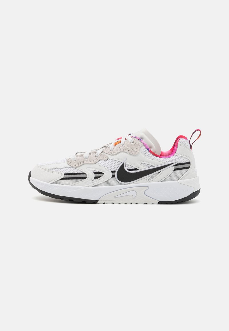 Zapatillas Nike con parte superior de malla y sintético en blanco y gris, acentos negros, interior rosa y suela texturizada para mejorar el agarre.