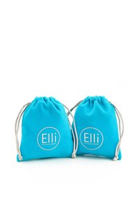 Két türkiz színű vászontáska összefogott tetejével és ezüst húzózsinórral, amelyeken egy fehér kör alakú logó található, rajta a "Elli by Julie & Grace" felirattal.