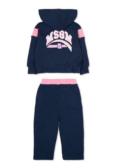 Navyblauwe hoodie en sweatpants set met roze accenten, elastische tailleband en groot logo ontwerp op de achterkant met de tekst "MSGM".